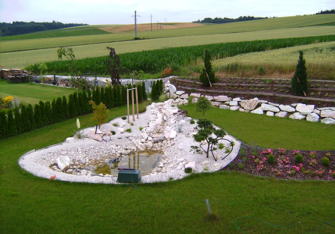 Gartenparadies mit Stauden, Sträuchern und Rasen