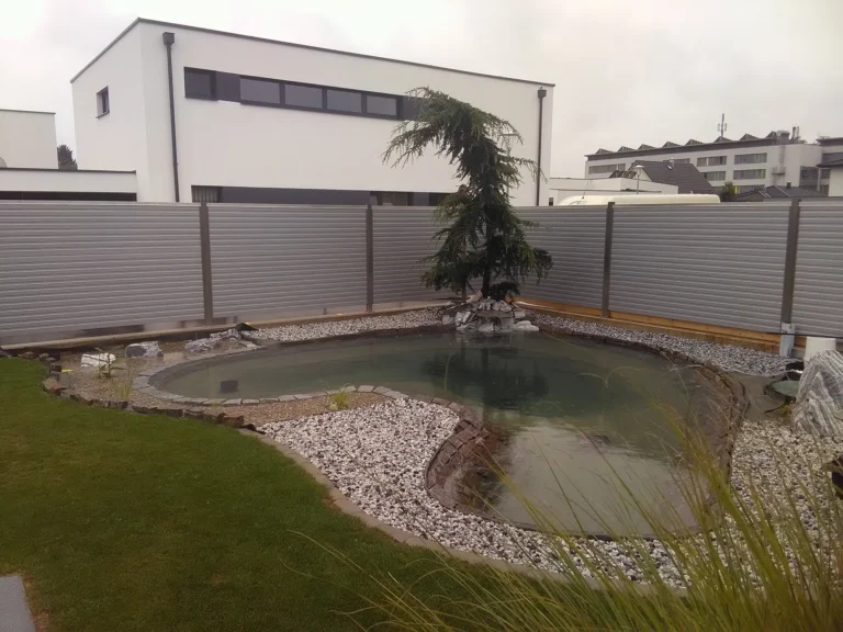 Teich mit Natursteinen im Garten