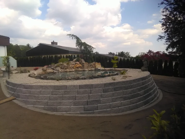 Teich mit Natursteinen im Garten