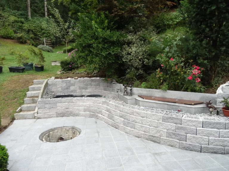 Gartenmauer aus Naturstein errichtet