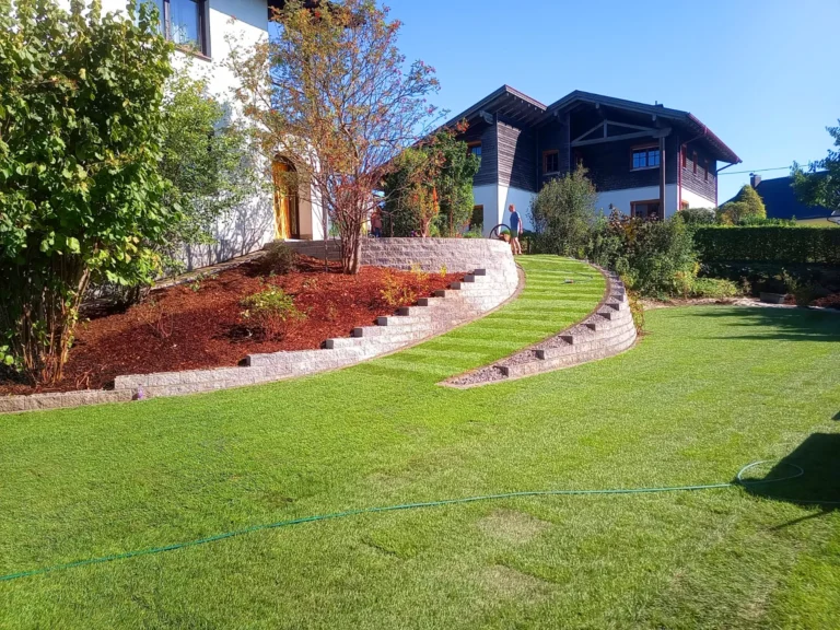 Professioneller Rasenschnitt im Sommer