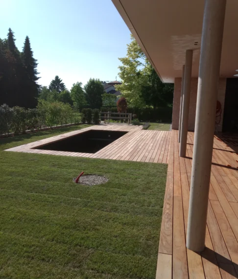 Pool aus Holz mit Terasse